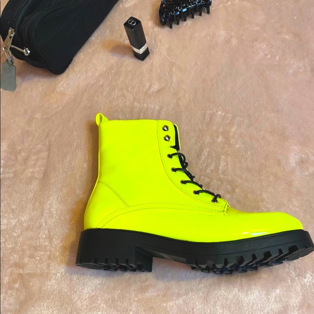 Boots - Picture 3 of 6